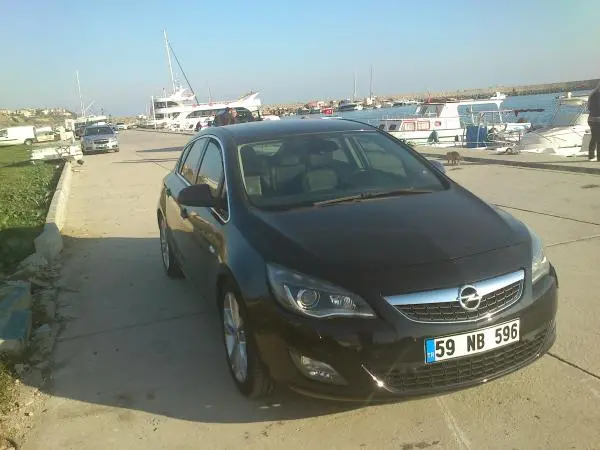 Astra J 1,6T Cosmo 180HP Flexride 18" Jant, alçaltılmış spor şasi, ısıtmalı tam deri koltuklar, CD500