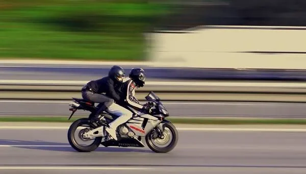 Honda CBR 600 RR
panning tekniği ile çektiğim ve çok tanınan bir karedir
burada da paylaşmak istedim,ilgilenenlere..