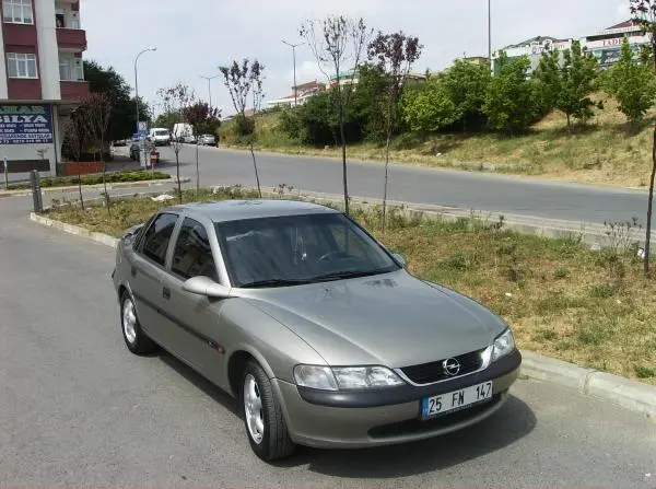 opel vectra 1.6 GL 98 model kazasız boyasız ilk sahibinden salı günü aldım garajda yatıyordu 86.000 binde